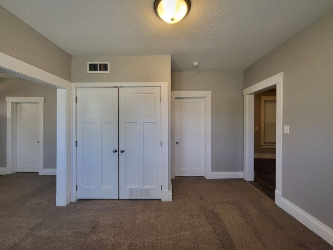 Building Photo - Spacious corner lot home with great natural light!