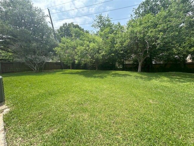 Building Photo - 711 Stonewall Dr