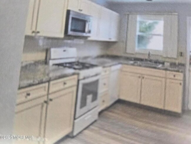 Building Photo - 10 Pine Valley Dr