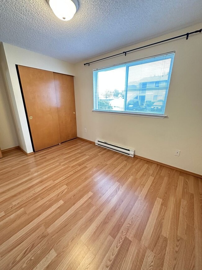 Building Photo - 2 Bedroom Condo in Lake Stevens!