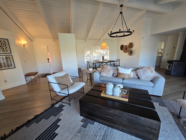 Building Photo - 2269RR-Upper Level