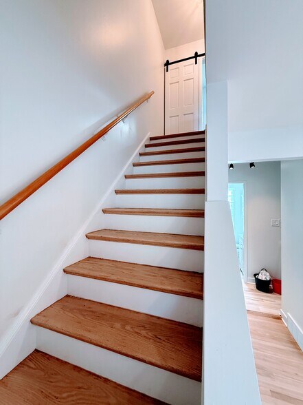 Upstairs - 470 E Vallette St