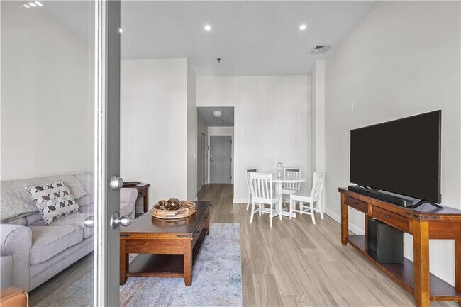 Building Photo - 580 Thames St