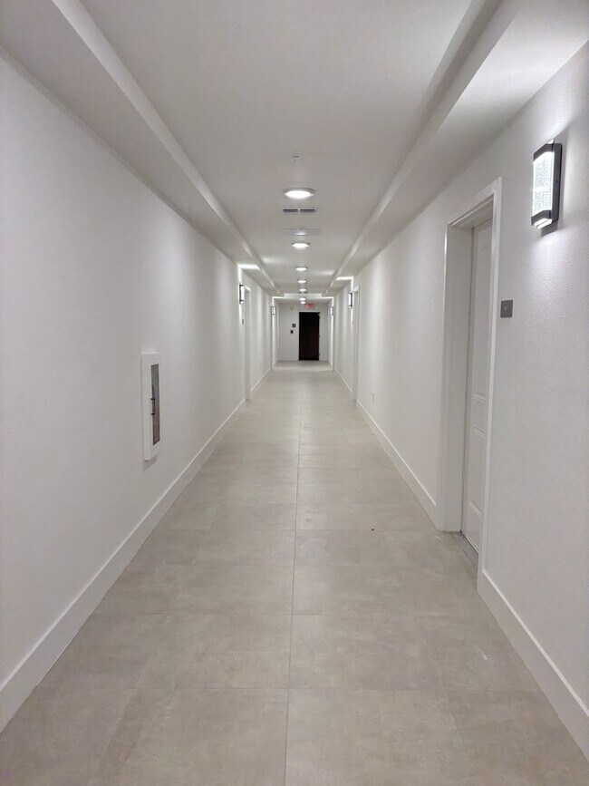 Building Photo - Beautiful and Brand New 1/1 +DEN Apartment in MILLENIA PARK