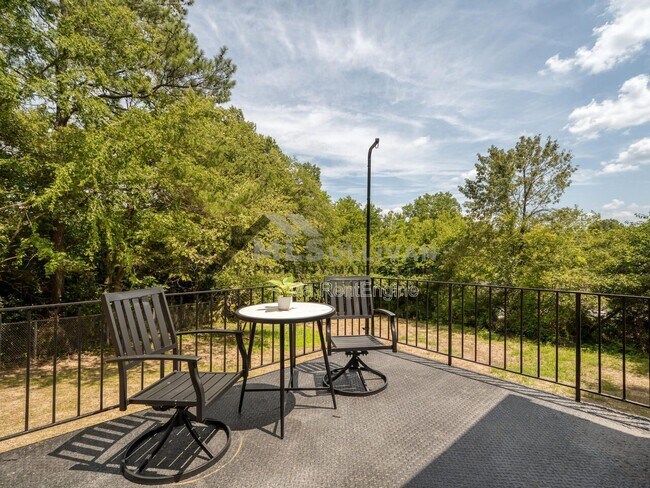 Building Photo - 1010 Cole St