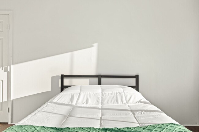 Building Photo - 10777 Ashton Ave