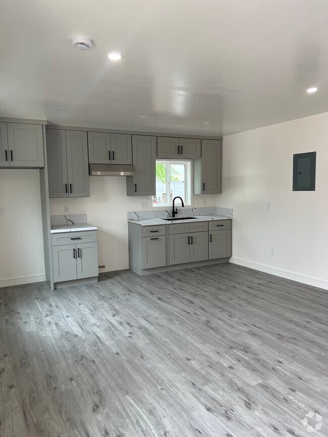Building Photo - Newly Renovated 1-Bedroom, 1-Bathroom Apar...