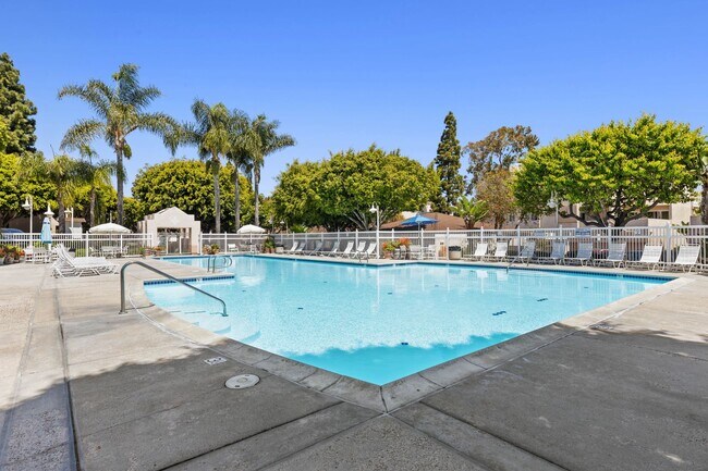 Building Photo - 2 Bed/2 Bath Third Level Condo at City Scene!