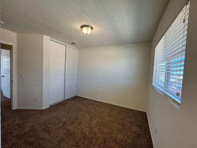 Building Photo - Spacious 4 Bedroom Home in Victorville