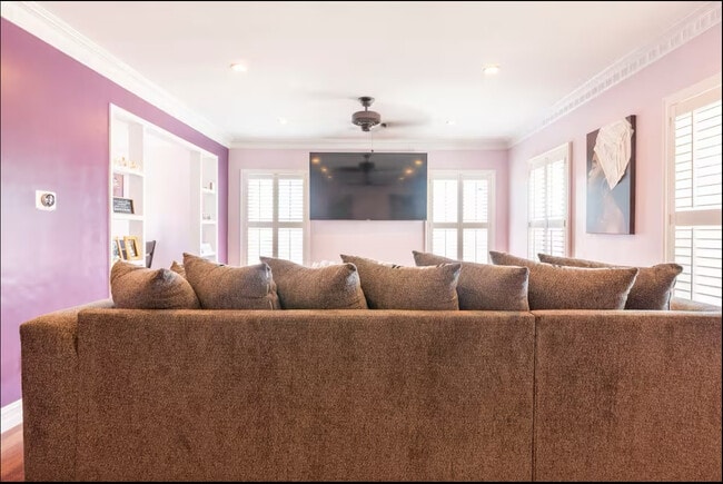 Building Photo - 6016 S Fairfax Ave