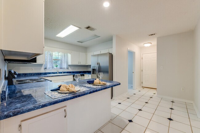 Building Photo - 2803 MacGregor Ln