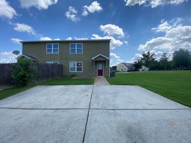 Building Photo - PRE-LEASING FOR AUGUST 2025! WAIVED SECURI...