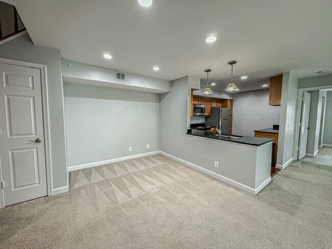 Building Photo - Fantastic 2 Bed 2.5 Bath Condo With A Spac...