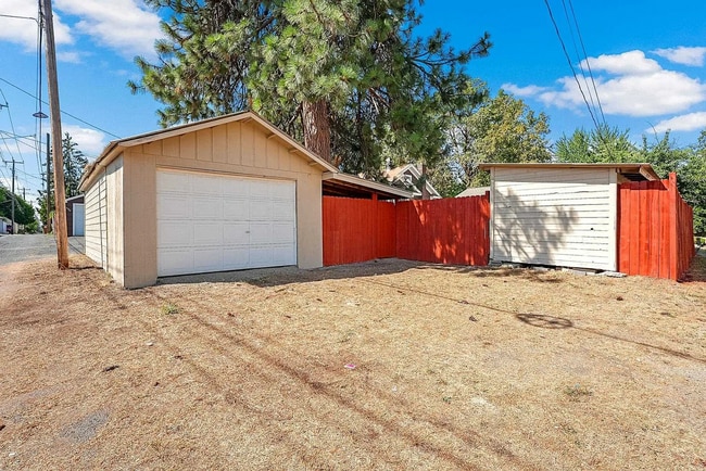 Building Photo - Charming 2 Bed, 1 Bath Rancher w/ Garage!