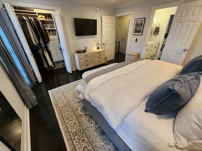 Building Photo - Location, location, location! Beautiful 2BR/1.5BA townhouse in West End Park!