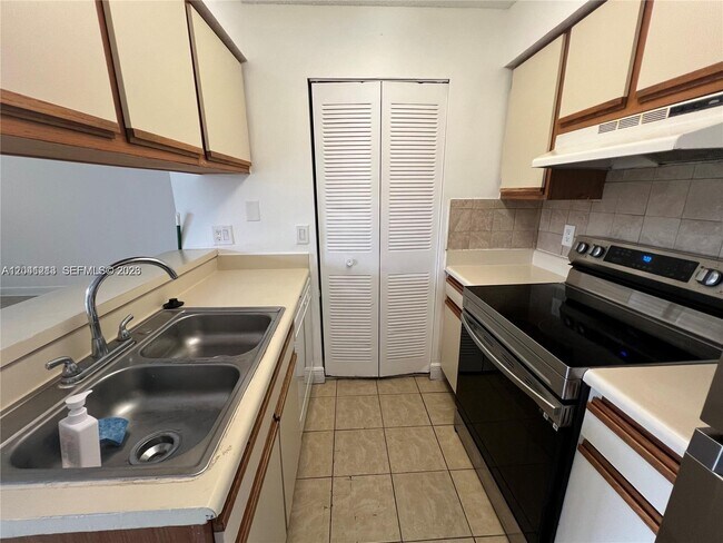 Building Photo - 1227 SW 46th Ave