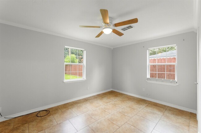 Building Photo - 519 Guyer St