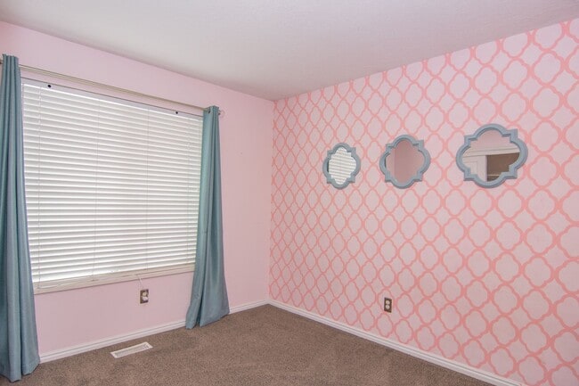 Building Photo - Gorgeous Bountiful Home w/ Solar & 3 Car Garage