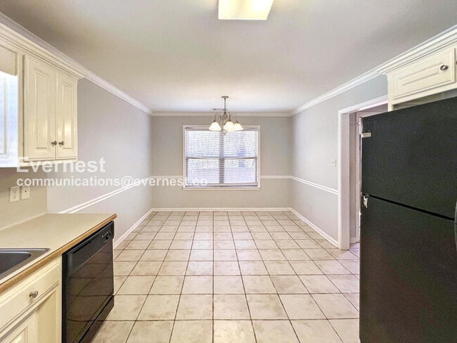 Building Photo - 3 Bed, 2 Bath Home with Garage / Available Now!