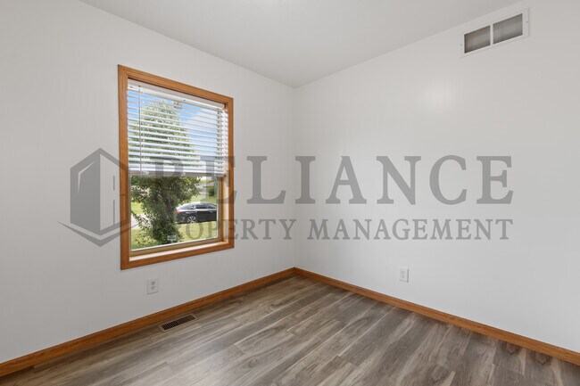Building Photo - 305 S Elm St