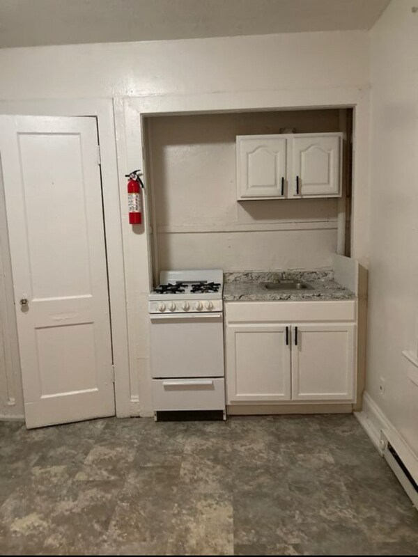 Building Photo - 686 Rutherford Ave