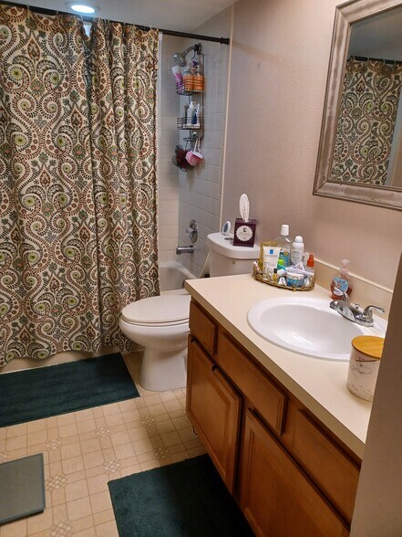 Bathroom - 2711 Hammock Ct