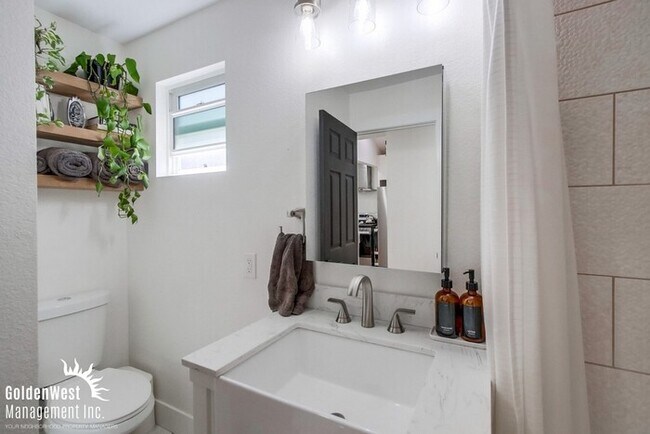 Building Photo - Beautifully Remodeled 4Bdm 2Ba Home with Detached Room/Gym Home in Talmadge Neighborhood.