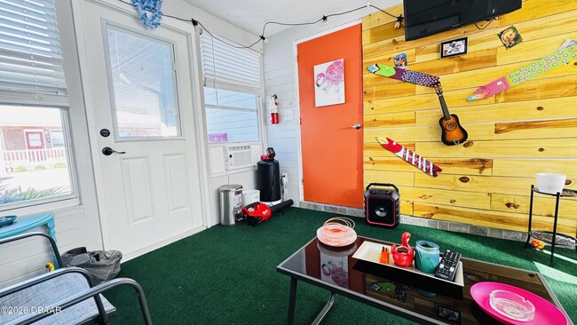 Building Photo - 921 N Wild Olive Ave