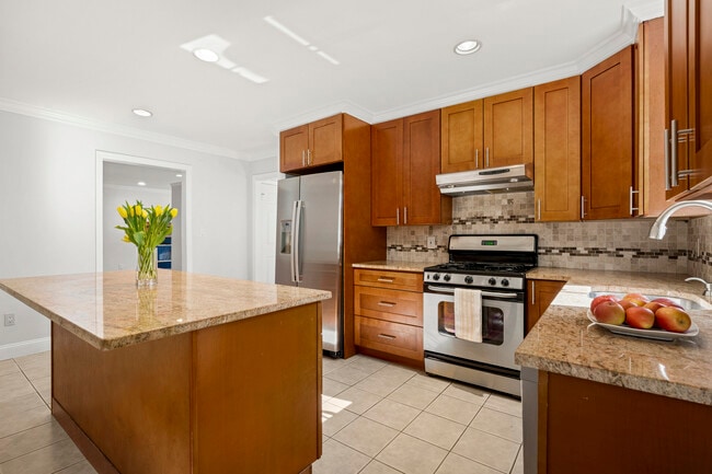 Building Photo - 528 N Wagner Ave