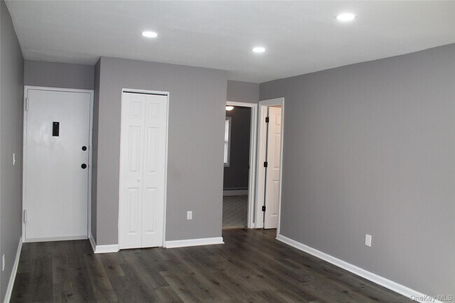 Building Photo - 303 Barclay Manor