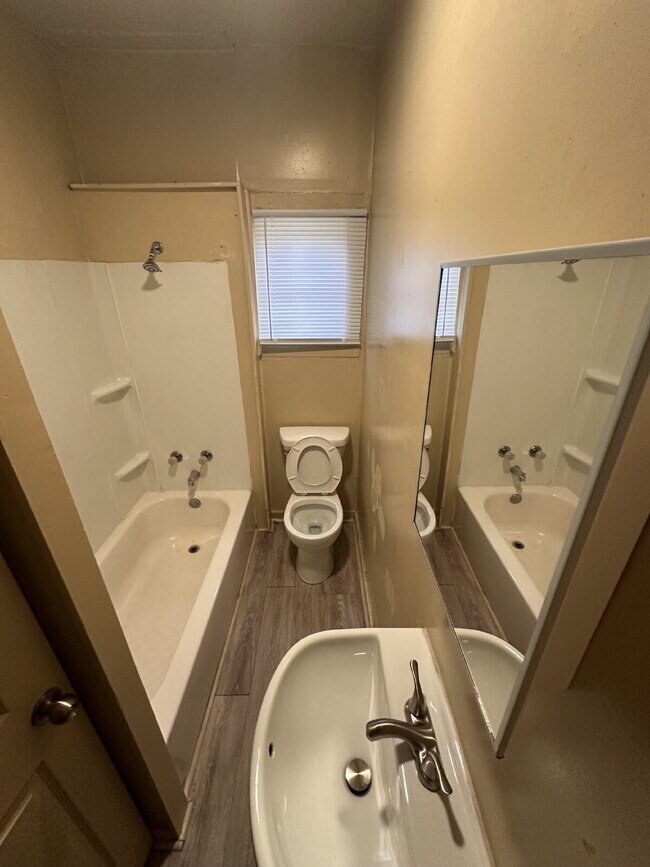 Building Photo - 4 Bedroom Southside Home