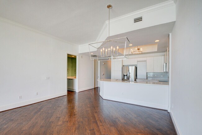 Building Photo - 2640 Lake Shore Dr