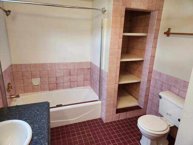 Building Photo - 133 SE Main St