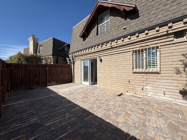 Building Photo - 500 Thunderbird Dr