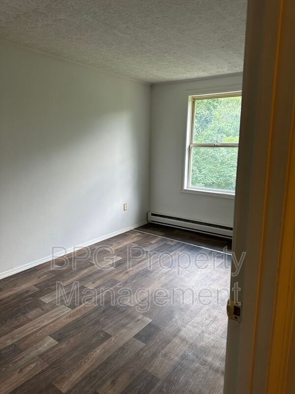 Building Photo - 123 Circle Dr