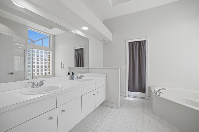 Building Photo - 10599 St Thomas Dr