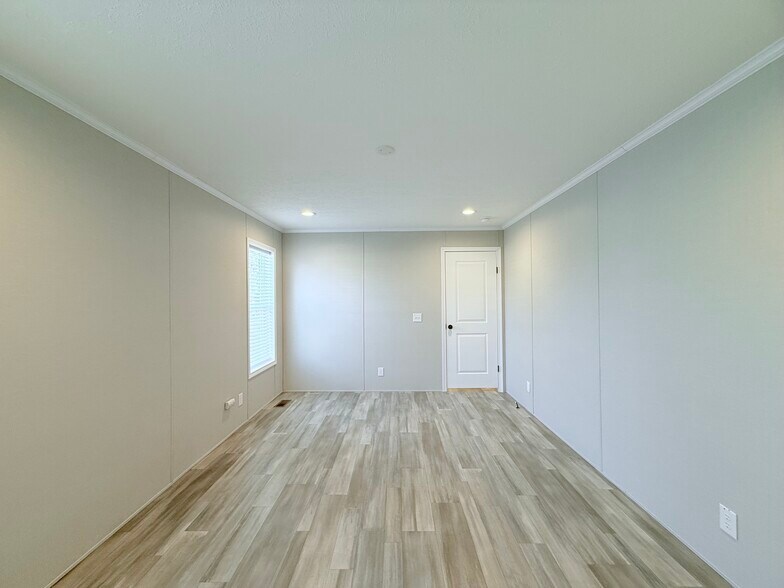 Building Photo - 29805 Jamestown Dr