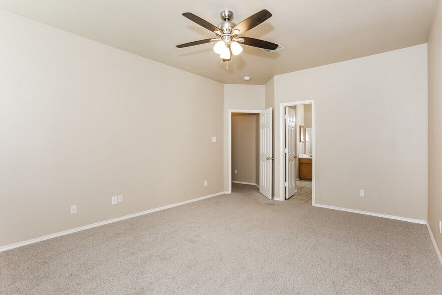 Building Photo - 2713 Meadowview Dr