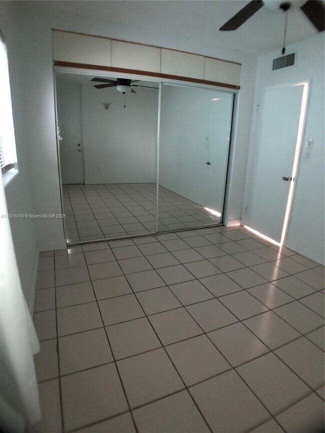Building Photo - 2539 Bayshore Dr