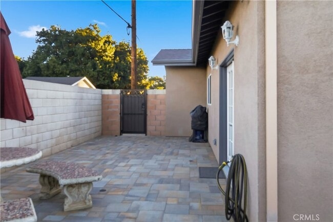 Building Photo - 215 E 2nd St