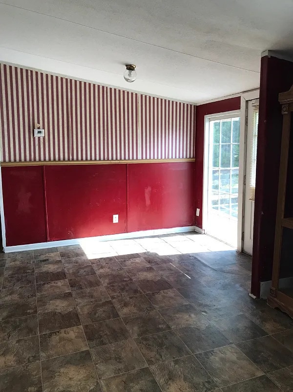 Building Photo - 3 Bedroom 2 bathroom