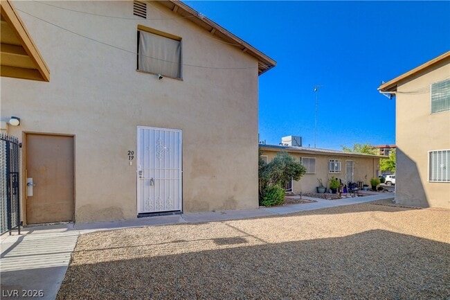 Building Photo - 3841 Daisy St