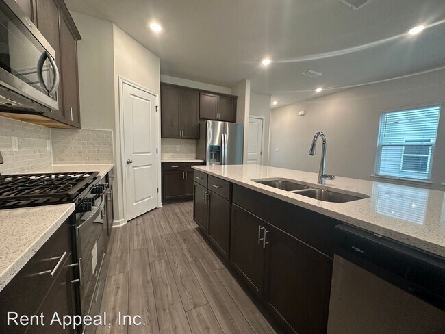 Building Photo - 3 br, 2.5 bath House - 270 Timberland Avenue