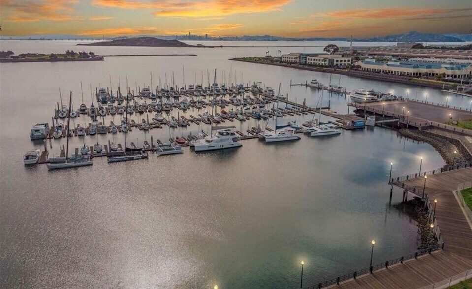 Building Photo - 2110 Northshore Dr