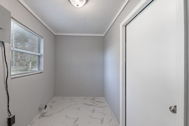 Building Photo - Now Available - 3 / 1.5 Bath In Orlando