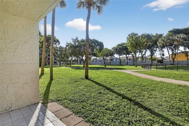 Building Photo - 10000 NW 80th Ct