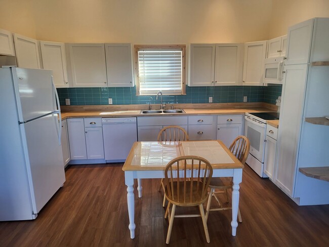 Building Photo - Private 1 Bedroom 1 Bathroom Home - Over 9...