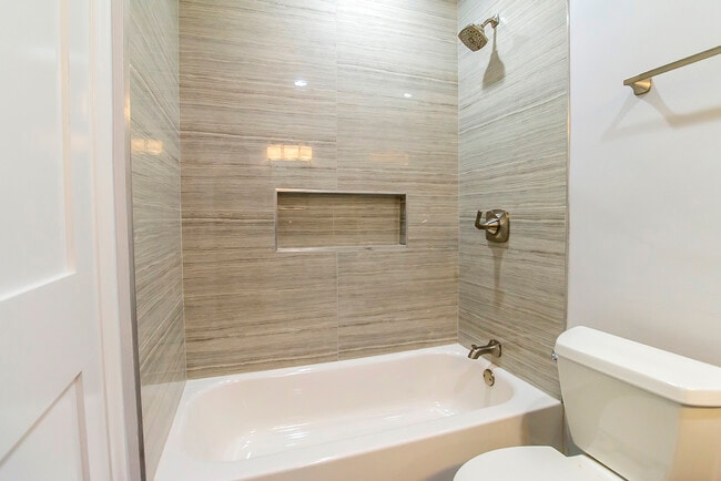 Building Photo - 621 N Bedford Dr