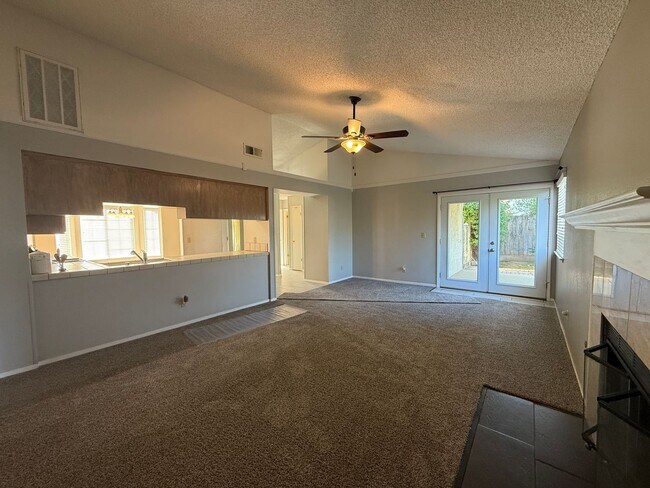 Building Photo - 2 bedroom, 2-bathroom home plus den/office in Fresno, CA!
