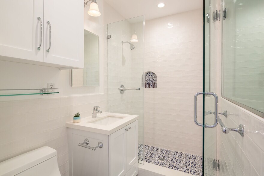 Building Photo - 915 Manhattan Ave